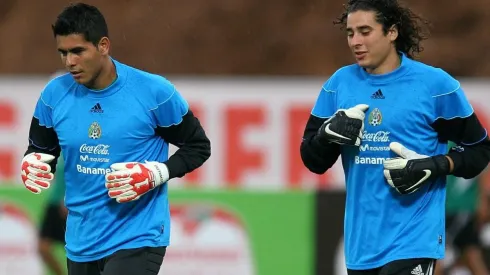 Oswaldo Sánchez y Guillermo Ochoa en una convocatoria de la Selección de México en 2007.
