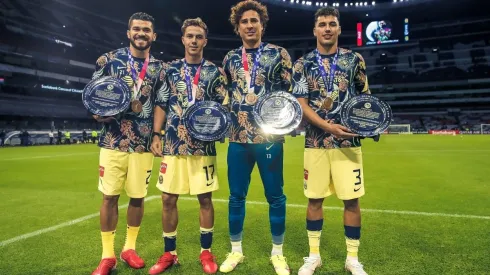 Guillermo Ochoa, Jorge Sánchez, Sebastián Córdova y Henry Martín posando con su reconocimiento