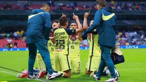 Festejan el gol de Salvador Reyes contra Necaxa.