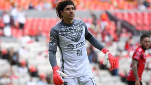 Guillermo Ochoa llegó de Tokio y de inmediato tomó el arco de América.