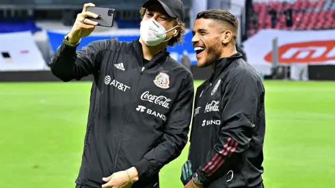 Guillermo Ochoa y Jonathan Dos Santos, en el momento en el que hablan de la posibilidad de que el volante juegue en el América.