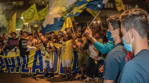 Los hinchas se acercaron al ingreso del hotel del plantel del América en Filadelfia.