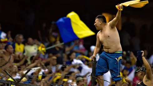 Los hinchas de América lanzaron una pedrada a los de Chivas.