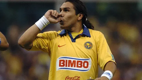 Salvador Cabañas en uno de los goles que le hizo a Guadalajara.