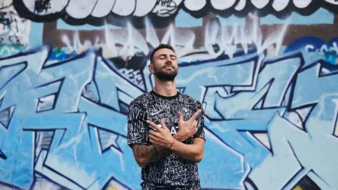Miguel Layún posó con la nueva indumentaria.