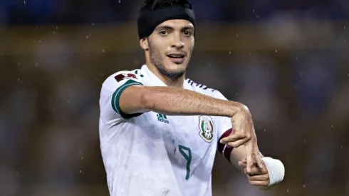 Raúl Jiménez en el festejo de su tanto a El Salvador.