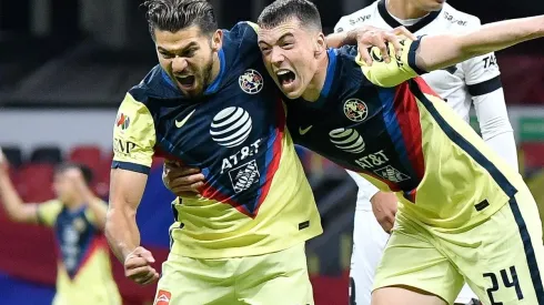 Henry Martín y Federico Viñas se disputan el mismo lugar.