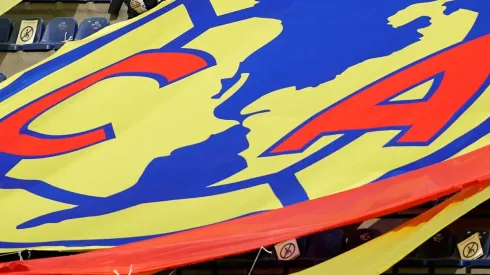 La afición espera por los refuerzos.