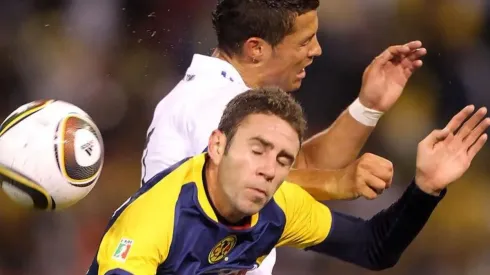 Momento en el que Layún y Cristiano disputan un balón.