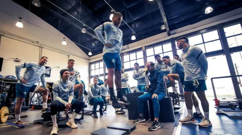 Jonathan dos Santos durante los exámenes médicos y pruebas físicas.