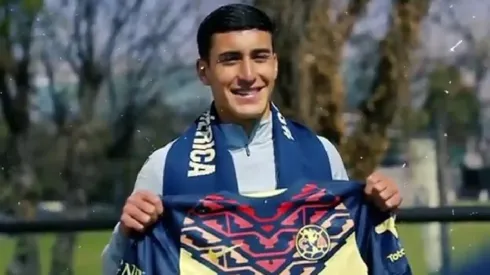 Alejandro Zendejas posó con su nueva camiseta.