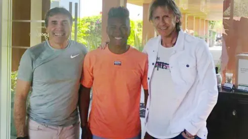 Pedro Aquino junto a Ricardo Gareca y Néstor Bonillo del cuerpo técnico de la Selección de Perú.