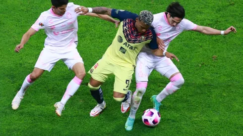 Roger Martínez y Alan Cervantes en un partido América vs Santos de 2021