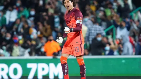 Guillermo Ochoa celebra un gol con América en el Clausura 2022