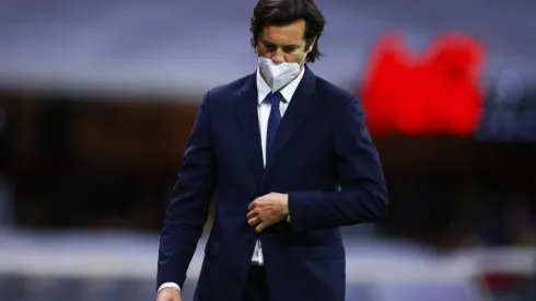 Santiago Solari con la cabeza baja en un partido del Club América