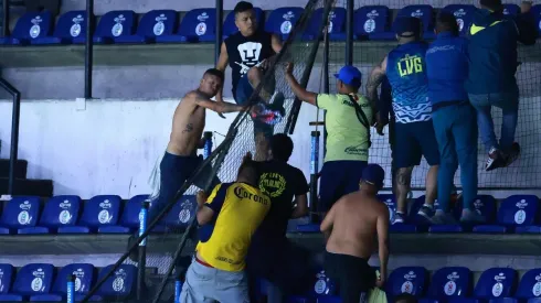 Aficionados de América y Pumas durante una riña el torneo pasado.