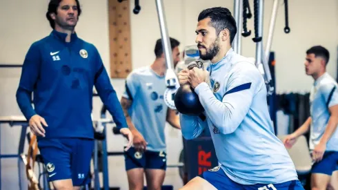 Santiago Solari sigue de cerca los ensayos de sus dirigidos en las Águilas del América.