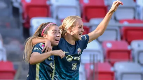 Sarah Luebbert en el festejo de uno de sus goles contra Toluca.
