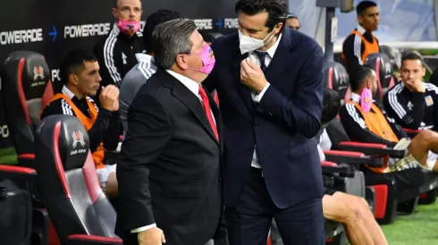 Miguel Herrera con Santiago Solari en un América vs Tigres