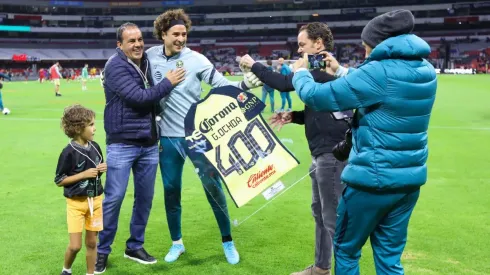 Cuauhtémoc Blanco y Guillermo Ochoa en reconocimiento en el Azteca.