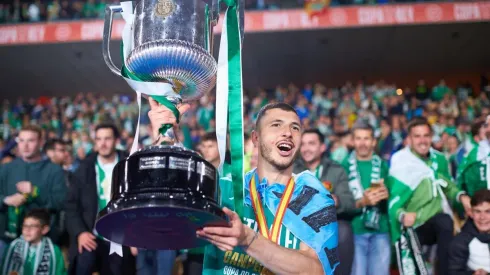 Guido Rodríguez alzando la Copa del Rey.
