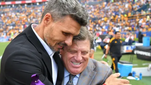 Miguel Herrera arengó a uno de los delanteros del América.