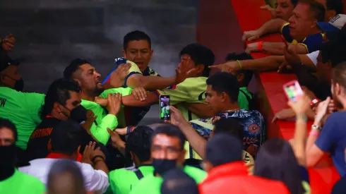 Seguidores del América ejercieron violencia a las afueras del Azteca.
