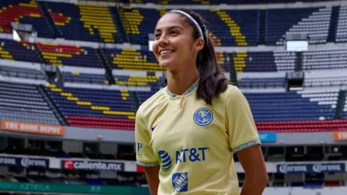 Alison González aguarda por su presentación con las azulcremas.