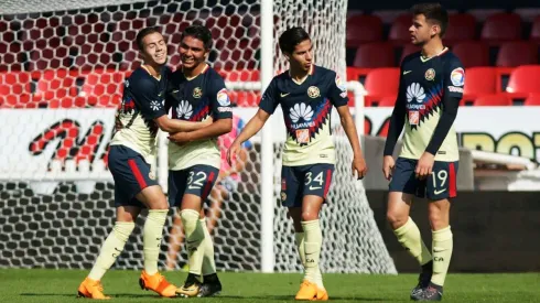 Jugadores con pasado águila brillan en el exterior.