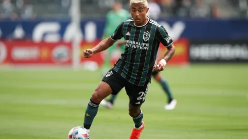 Julián Araujo le costó la derrota al Galaxy.