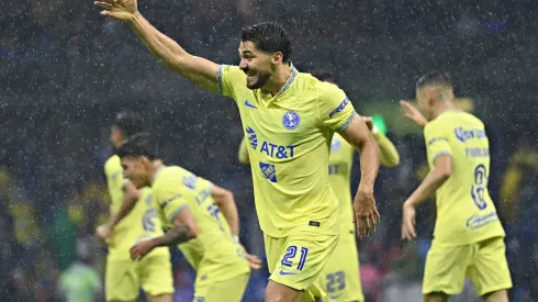 Henry Martín sigue marcando goles.