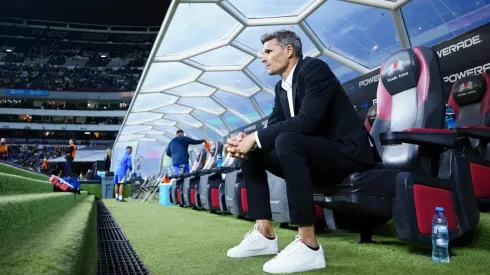 Fernando Ortiz, el sábado pasado en el banquillo de suplentes del Estadio Azteca.