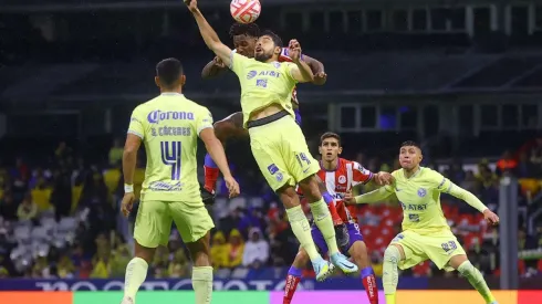 Abel Hernández empujó a Néstor Araujo y le anularon el gol.