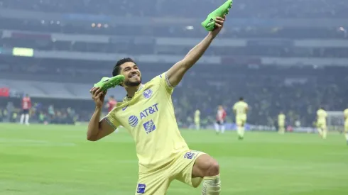 Henry Martín festejó como Cuauhtémoc Blanco el primer gol.