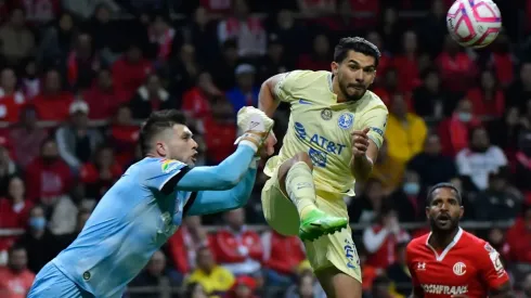 Tiago Volpi y Henry Martín protagonizaron una jugada muy polémica.