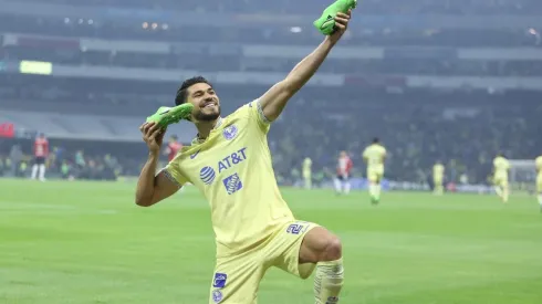 Henry Martín celebrando a lo Cuauhtémoc Blanco en el Clásico Nacional.