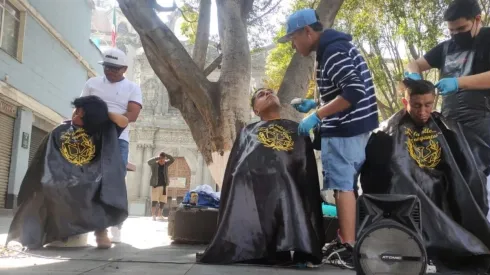 Los barberos americanistas regalaron decenas de cortes a personas en situación de calle.