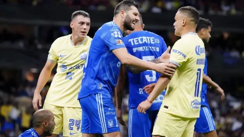 Un jugador del América trata de pelear por lo más alto.