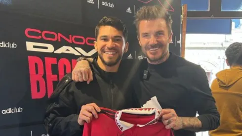 Henry posó sonriente con David Beckham.