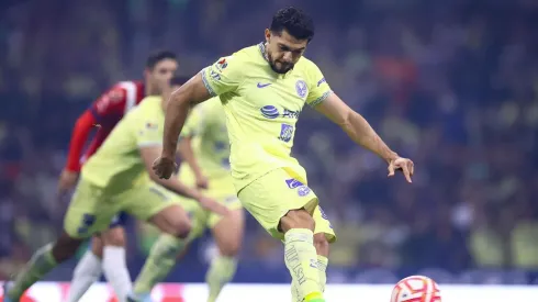 Henry va por un nuevo gol ante Chivas.