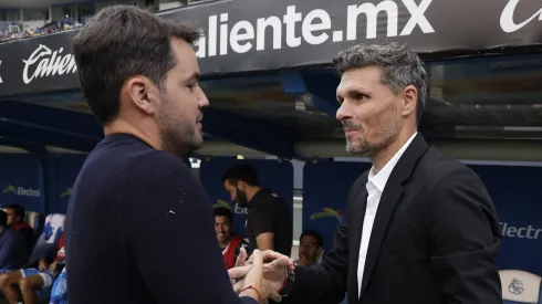 El momento en el que Ortíz arruina la playera de Larcamón