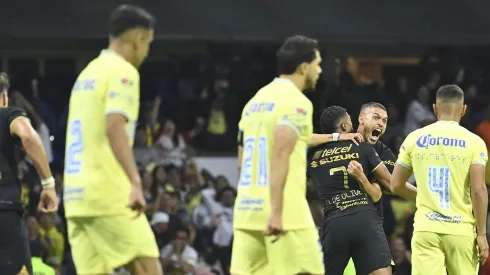 Captan a un jugador de Pumas alentando a América