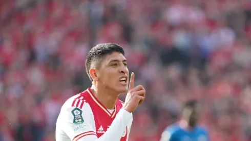 Edson Álvarez, seguido por una potencia europea