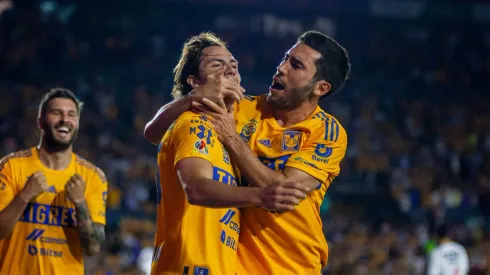 El beso entre Sebastián Córdova y Juan Pablo Vigón