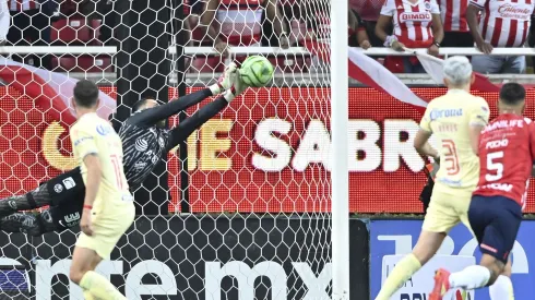 Malagón brilló con sus atajadas ante Chivas.