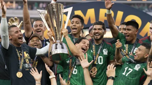 Diego Lainez, tundido por Martinoli