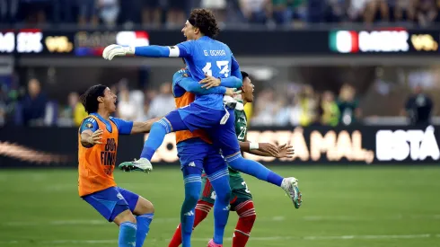 Los porteros azulcremas mostraron el compañerismo del campeonato.