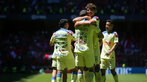 Un chileno de las Águilas la está rompiendo.