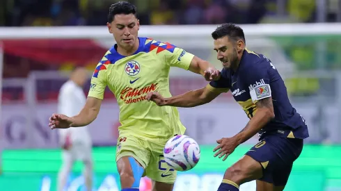 Ciudad de México, 30 de septiembre de 2023. Ramón Juárez y Eduardo Salvio "Toto", durante el partido de la jornada 10 del torneo Apertura 2023 de la Liga BBVA MX, entre las Águilas del América y los Pumas de la UNAM, celebrado en el Estadio Azteca. Foto: Imago7/ Eloisa Sánchez