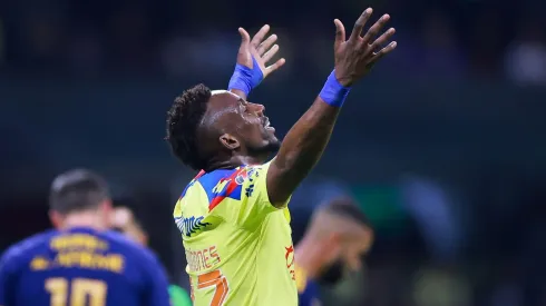 Julián Quiñones brilló contra Barcelona.